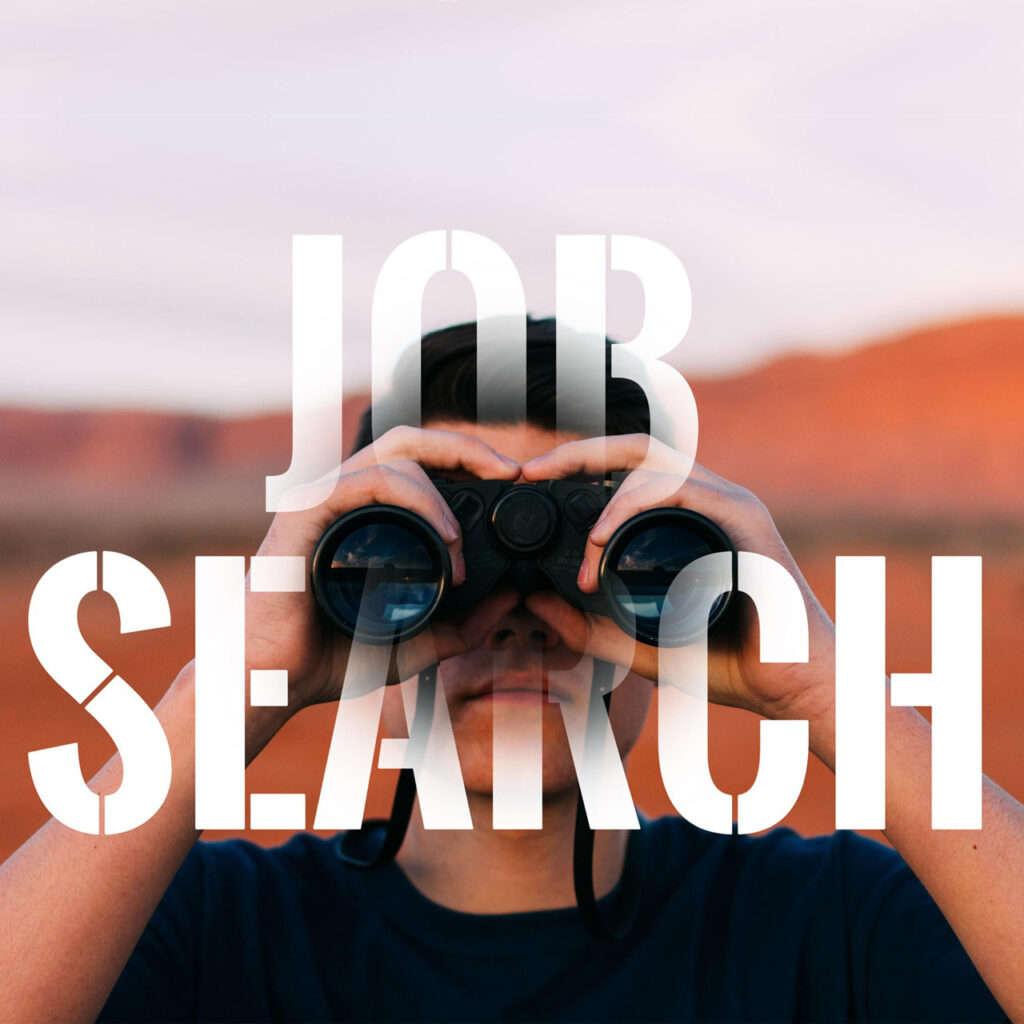 Eine Person blickt vor einer verschwommenen Landschaft durch ein Fernglas. Im Vordergrund steht in großen, halbtransparenten weißen Buchstaben der englische Text JOB SEARCH.